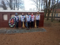 обучающиеся Хиславичского района приняли участие в «Едином дне благоустройства воинских захоронений» - фото - 27