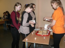 учащиеся школ Хиславичского района приняли участие во всероссийской Акции памяти "Блокадный хлеб" - фото - 10