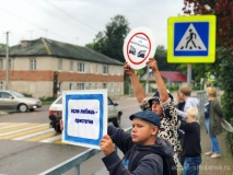сотрудники Госавтоинспекции и школьники провели акцию «Водитель: не разбивай мечты. Соблюдай ПДД!» - фото - 4