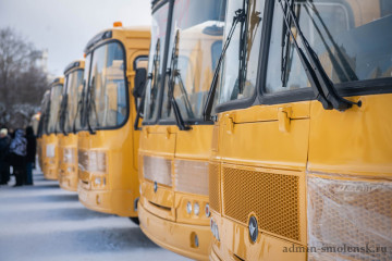 губернатор Алексей Островский вручил ключи от новых школьных автобусов - фото - 7